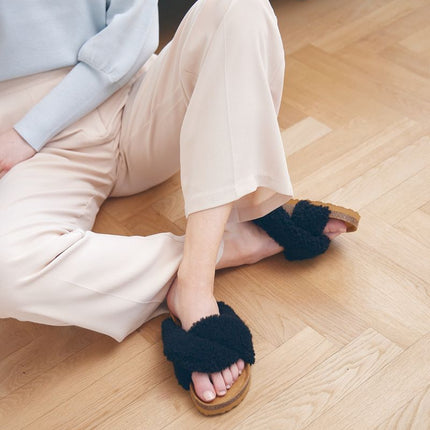 Lilly Cross Slipper Black